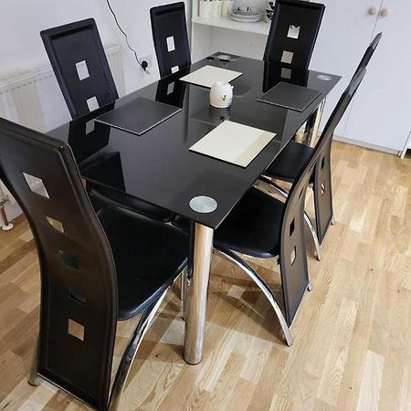 Апартаменты Fancy Basement Flat A Лондон Экстерьер фото