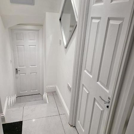 Апартаменты Fancy Basement Flat A Лондон Экстерьер фото