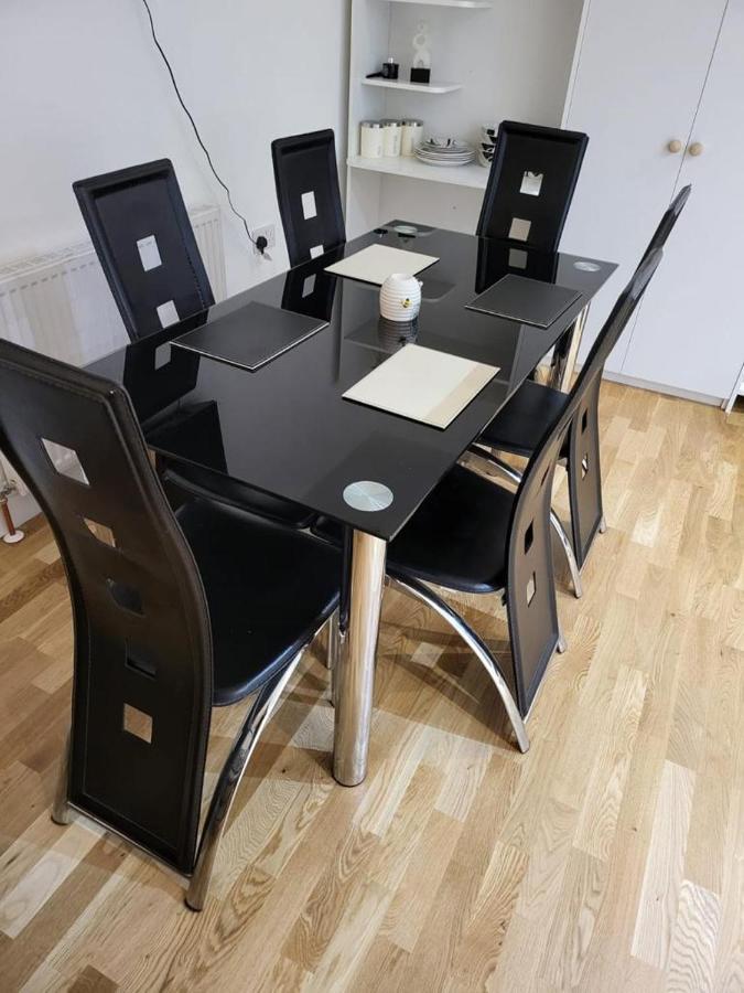 Апартаменты Fancy Basement Flat A Лондон Экстерьер фото