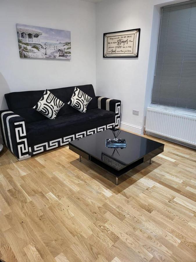 Апартаменты Fancy Basement Flat A Лондон Экстерьер фото