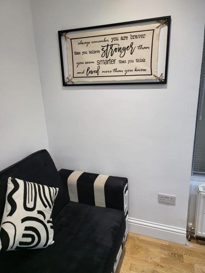 Апартаменты Fancy Basement Flat A Лондон Экстерьер фото