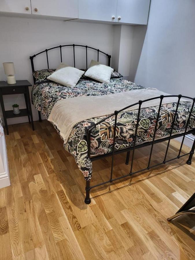 Апартаменты Fancy Basement Flat A Лондон Экстерьер фото