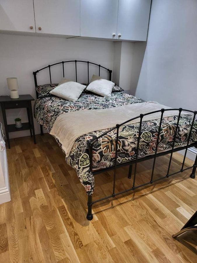 Апартаменты Fancy Basement Flat A Лондон Экстерьер фото