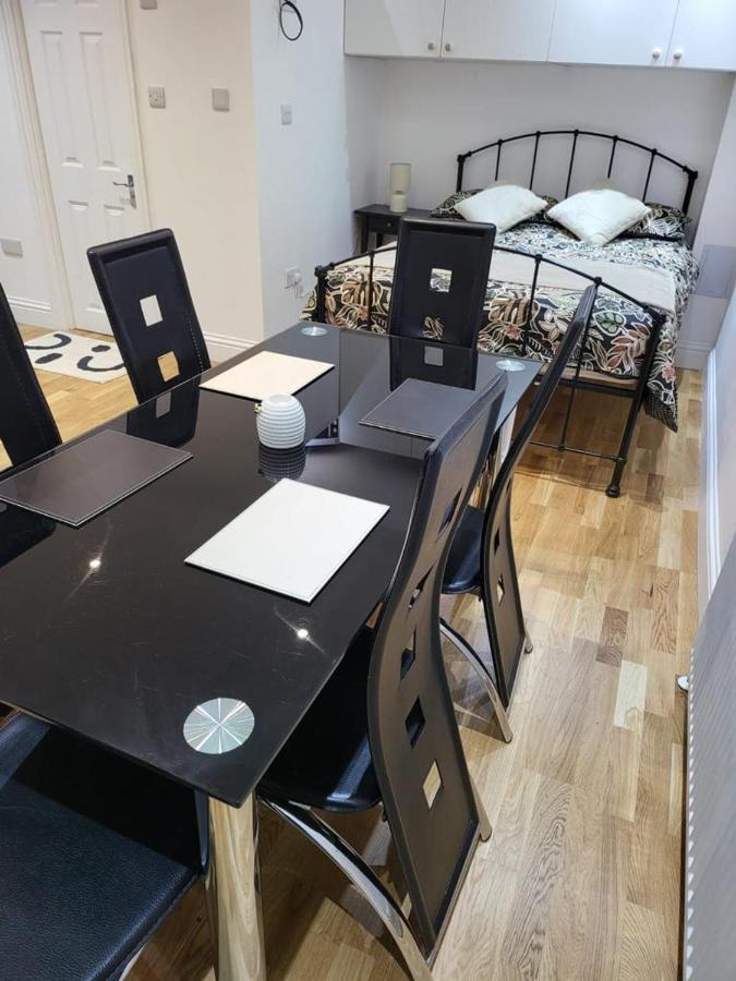 Апартаменты Fancy Basement Flat A Лондон Экстерьер фото