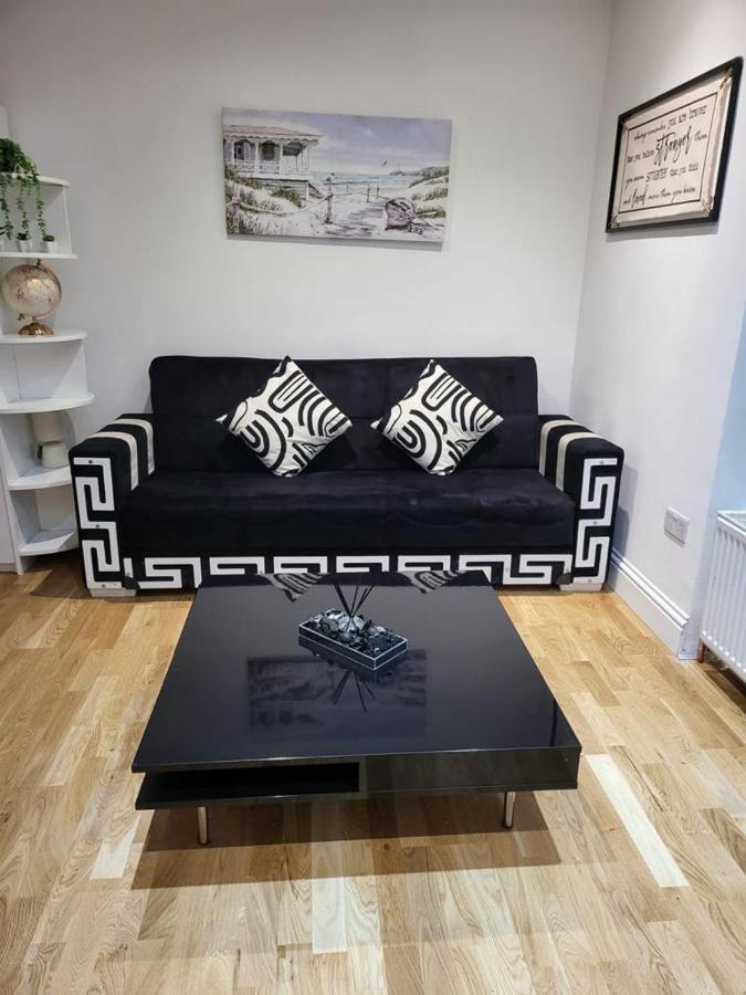 Апартаменты Fancy Basement Flat A Лондон Экстерьер фото