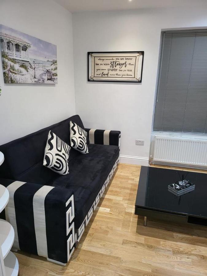 Апартаменты Fancy Basement Flat A Лондон Экстерьер фото