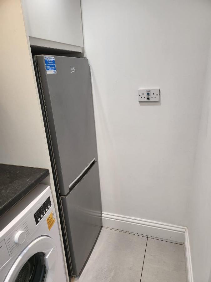 Апартаменты Fancy Basement Flat A Лондон Экстерьер фото