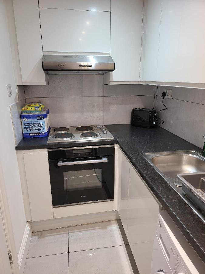 Апартаменты Fancy Basement Flat A Лондон Экстерьер фото